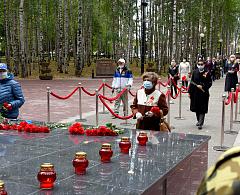 Хантымансийцы возложили цветы к Вечному огню Мемориала Славы