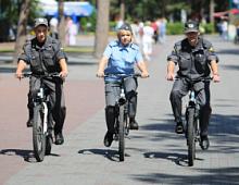 С полицейскими – на велосипедах