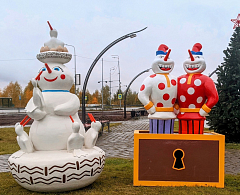 Нетающие снеговики появились в Ханты-Мансийске